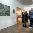 Kunstverein Arthouse - Blick in Galerie Blick in die Galerie des Kunstvereins Arthouse in Lübbecke mit Bild an Wand und Menschen im Gespräch