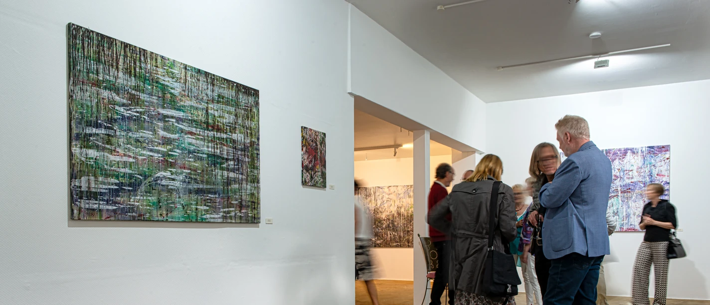 Kunstverein Arthouse - Blick in Galerie Blick in die Galerie des Kunstvereins Arthouse in Lübbecke mit Bild an Wand und Menschen im Gespräch