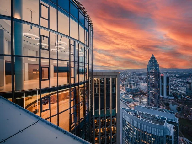 FIFTY HEIGHTS Die Location FIFTY HEIGHTS im 50. Stock bei Sonnenuntergang, Blick über die Stadt.