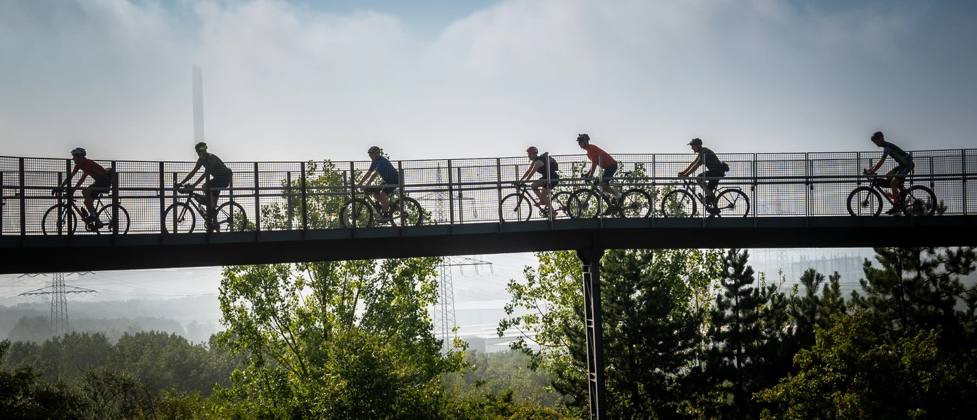 Eine Gruppe Gravelbikende auf der Promenadenbrücke der Halde Hoheward