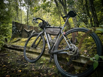 Urbaner GravelRide - Zwischen StreetArt & LostPlaces _ Foto Jochen Schlutius.JPG Ein Gravelbike auf dem Alma Ring, der von der Natur zugewachsen heute ein Lost Place ist