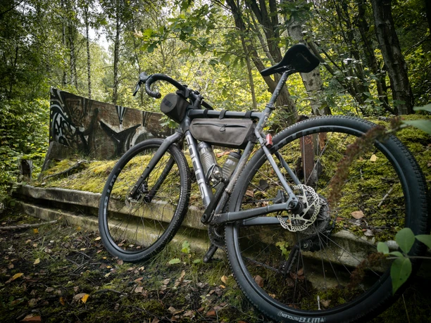Urbaner GravelRide - Zwischen StreetArt & LostPlaces _ Foto Jochen Schlutius.JPG Ein Gravelbike auf dem Alma Ring, der von der Natur zugewachsen heute ein Lost Place ist