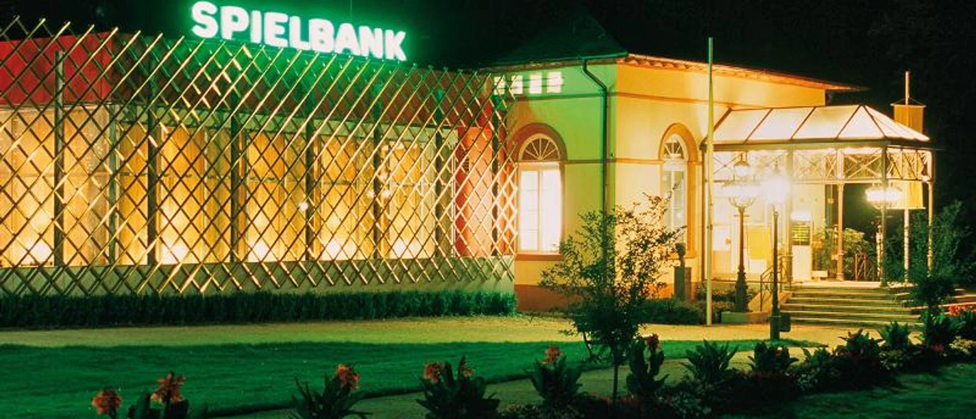 François-Blanc-Spielbank GmbH Bad Homburg v.d. Höhe © François-Blanc-Spie.jpg Die Spielbank Bad Homburg bei Nacht, mit grün leuchtendem "SPIELBANK"-Schriftzug.