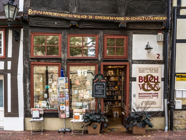 Außenansicht Buch und Wein