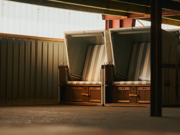 Strandkörbe in einer Lagerhalle