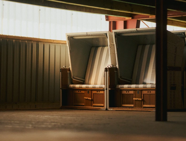 Strandkörbe in einer Lagerhalle