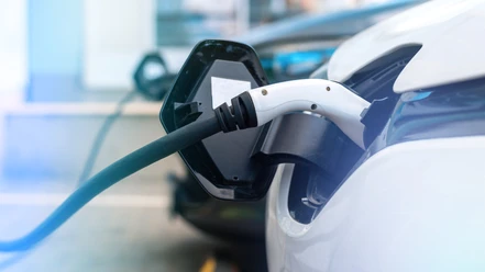 ladegerate-zwei-elektroautos-der-ladestation-angeschlossen_1