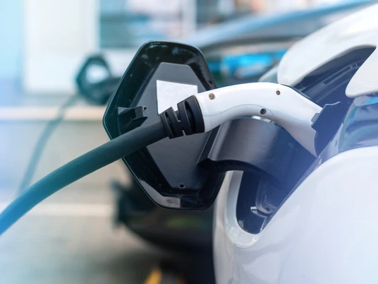 ladegerate-zwei-elektroautos-der-ladestation-angeschlossen_1