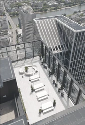OMNITURM - Dachterrasse Dachterrasse des Omniturms mit Sitzbereich, Blick auf Frankfurt.