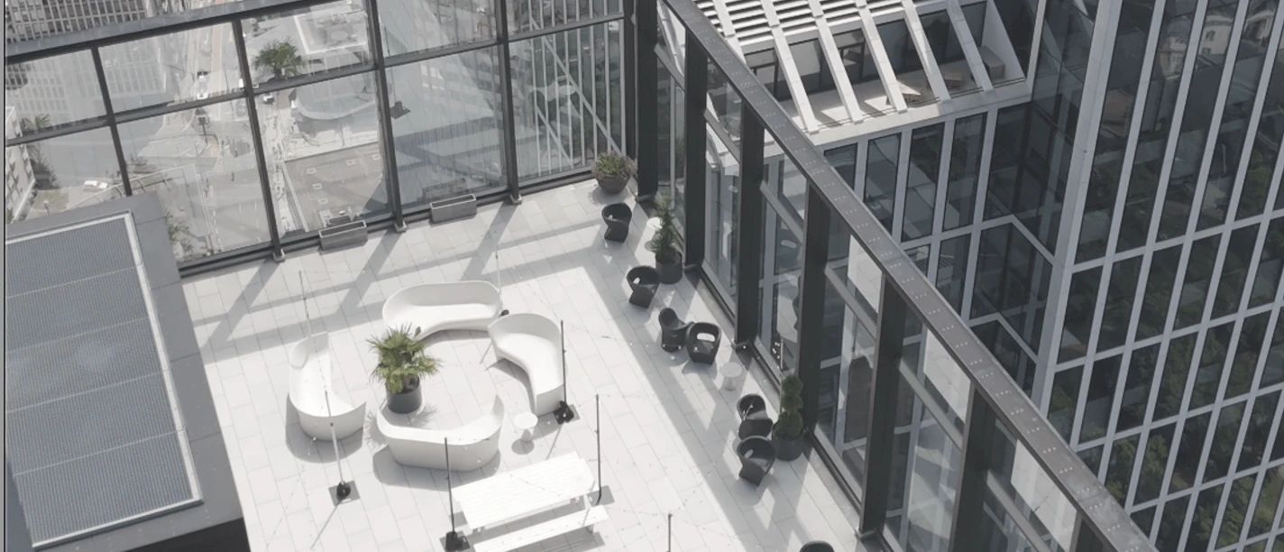 OMNITURM - Dachterrasse Dachterrasse des Omniturms mit Sitzbereich, Blick auf Frankfurt.