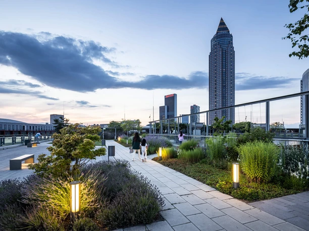 Evening walk in Skyline Garden with Frankfurt in the background.