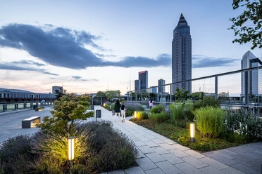 Skyline Garden - Terrasse Abendlicher Spaziergang im Skyline Garden mit Frankfurt im Hintergrund.