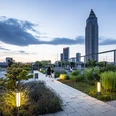 Skyline Garden Abendlicher Spaziergang im Skyline Garden mit Frankfurt im Hintergrund.