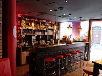 Theke der Red Fox Bar Eine stimmungsvolle Bar mit Thekenbereich, gemütlicher Beleuchtung und Barhockern aus Metall.An atmospheric bar with a counter area, cozy lighting and metal bar stools.