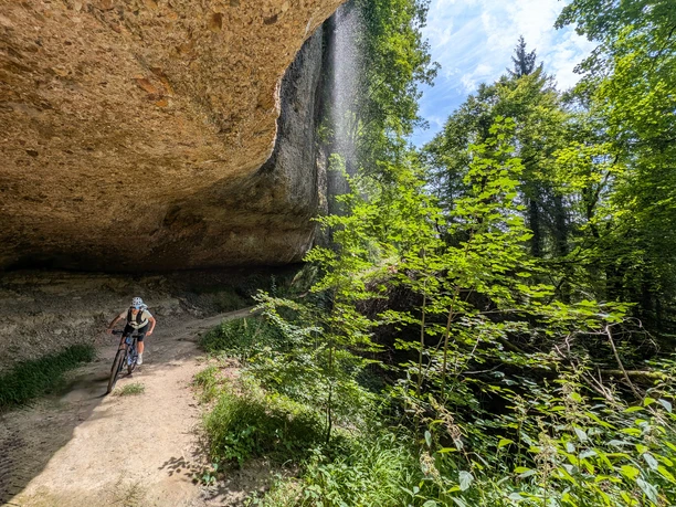 Eines der Highlights auf der Tour: Unter dem Wasserfall gehts hindurch.