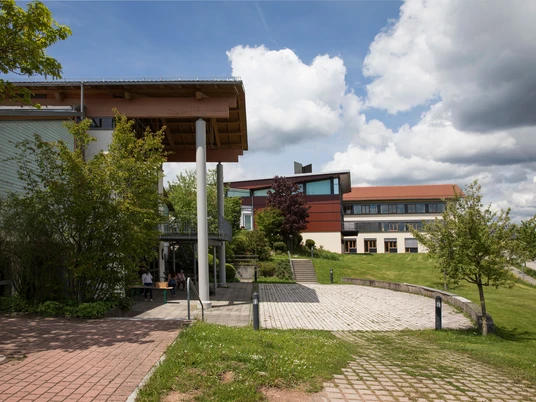 Kinzighaus zugang über Treppen oder barrierearmen Weg.