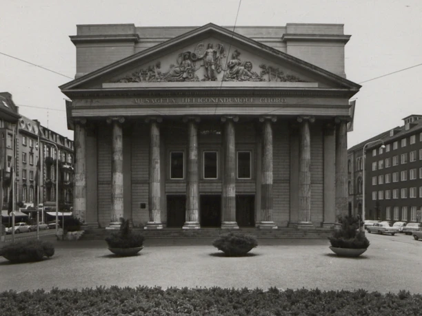 Schwarz-weiß Bild von der Vorderseite des Theater Aachen.