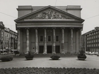 200 Jahre Theater Aachen_Außenansicht nach Wiederaufbau nach 1951(c) Stadtarchiv Aachen.jpg Schwarz-weiß Bild von der Vorderseite des Theater Aachen.