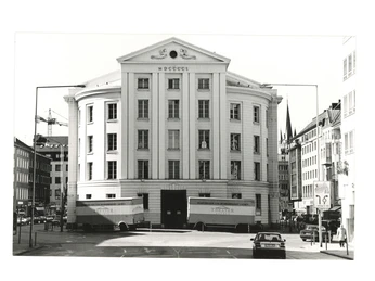Schwarz-weiß Foto von der Rückseite des Theater Aachen.