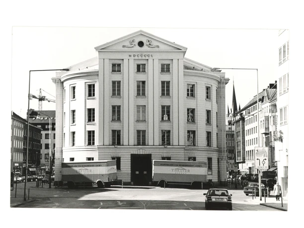 Schwarz-weiß Foto von der Rückseite des Theater Aachen.