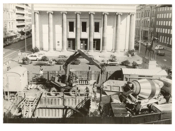 Schwarz-weiß Bild von einer Baustelle vor dem Theater Aachen.