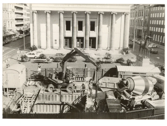 Schwarz-weiß Bild von einer Baustelle vor dem Theater Aachen.