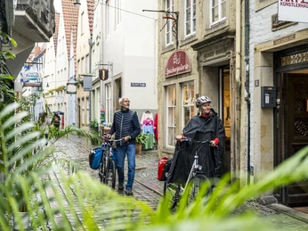 Bremer Schnoorviertel Radfahrer spazieren durch das Bremer SchnoorviertelCyclists stroll through Bremen's Schnoor districtCyklister spadserer gennem Bremens Schnoor-kvarterFietsers wandelen door de wijk Schnoor in Bremen