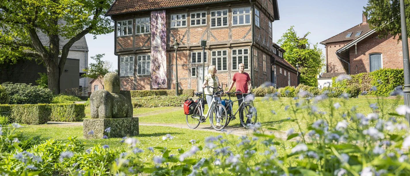 Königin-Christinen-Haus Zeven Cyclists stand in front of the Königin-Christinen-Haus in Zeven