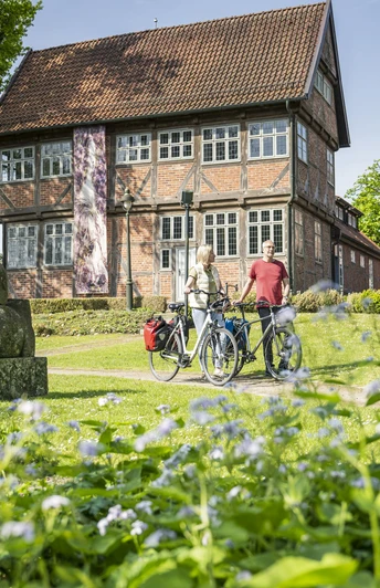 Königin-Christinen-Haus Zeven Radfahrer stehen vor dem Königin-Christinen-Haus in ZevenCyclists stand in front of the Königin-Christinen-Haus in ZevenCyklister står foran Königin-Christinen-Haus i ZevenFietsers staan voor het Königin-Christinen-Haus in Zeven