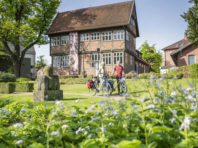 Königin-Christinen-Haus Zeven Radfahrer stehen vor dem Königin-Christinen-Haus in ZevenCyclists stand in front of the Königin-Christinen-Haus in ZevenCyklister står foran Königin-Christinen-Haus i ZevenFietsers staan voor het Königin-Christinen-Haus in Zeven