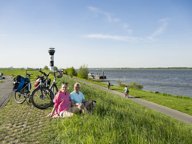 Am Deich Hollern-Twielenfleth Cyclists take a break on the dyke