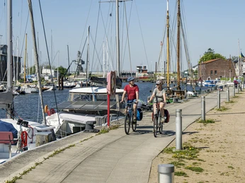 Hafen Glückstadt Radfahrer am Hafen von GlückstadtCyclist at the harbor of GlückstadtCyklist ved havnen i GlückstadtFietser in de haven van Glückstadt
