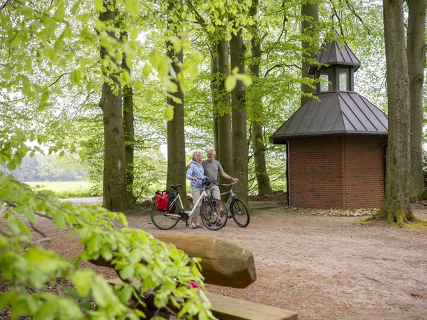 Mönkloh Waldkapelle Cyklist foran skovkapellet i Mönkloh
