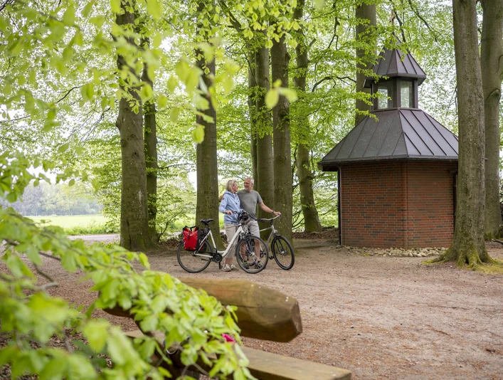 Mönkloh Waldkapelle Fahrradfahrer vor der Waldkapelle in Mönkloh Cyclist in front of the forest chapel in MönklohCyklist foran skovkapellet i MönklohFietser voor de boskapel in Mönkloh