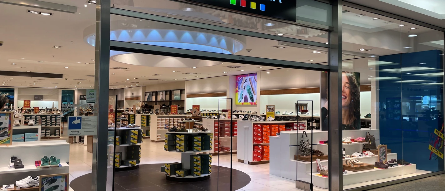 Klauser.jpg Außenaufnahme des Eingangs und der Schaufensterfront des Schuhgeschäfts Klauser in der City-Galerie Wolfsburg