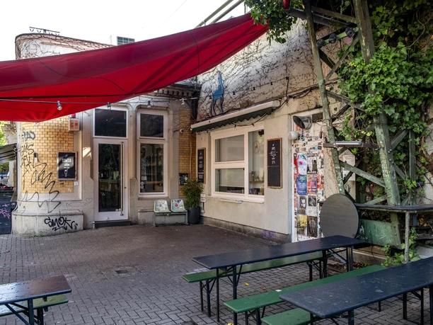 Zum Scheuen Reh Ein kleines, gemütliches Lokal mit Grafitti-kunst dekorierter Fassade und überdachtem Außenbereich.