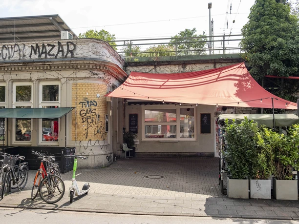 Zum Scheuen Reh Die Bar mit roten Markisen und Grafitti an den Wänden.