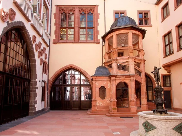 Römerhallen Stadt Frankfurt am Main Historischer Innenhof der Römerhallen in Frankfurt am Main mit Brunnen.