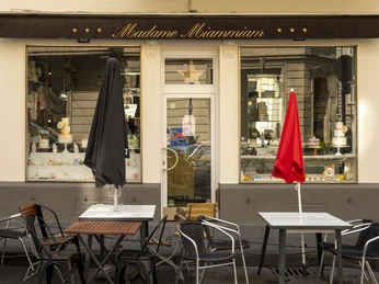 Madame Miammiam Ein kleines Café mit Sitzmöglichkeiten im Freien und einer einladenden Auslage in der Mitte von Köln.A small café with outdoor seating and an inviting display in the center of Cologne.