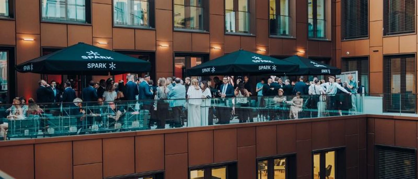SPARK Europe GmbH & Co. KG Zahlreiche Gäste bei einem Firmenevent auf der Terrasse von SPARK Europe.