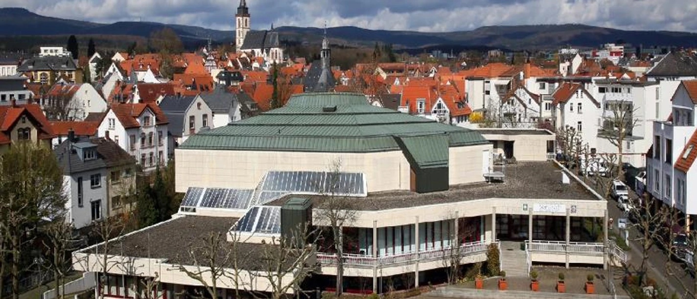Stadthalle GmbH Oberursel Stadthalle Oberursel: Modernes Gebäude mit Dachterrasse und Stadtblick.