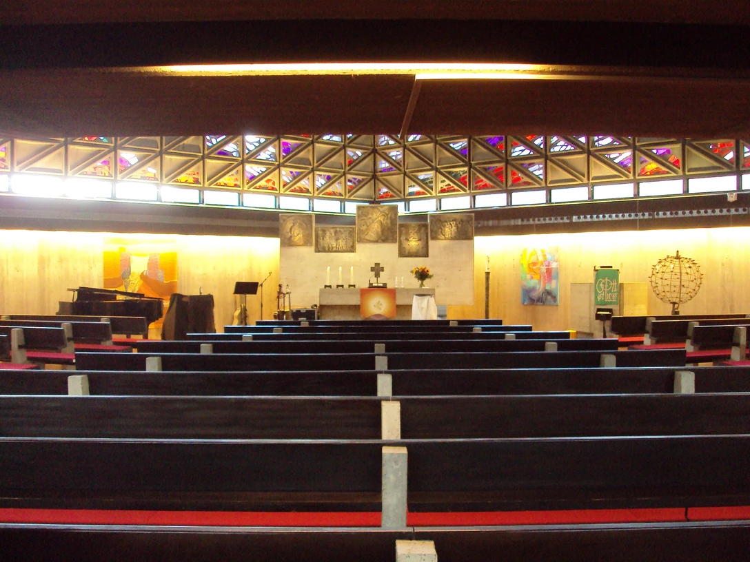 Innenraum Kirche Heilige Dreifaltigkeit Salzgitter-Bad.JPG