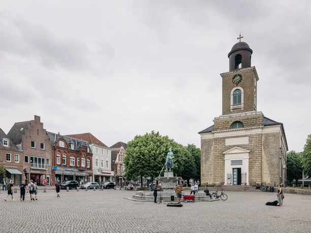 Marktplatz in Husum vor der Tourist Info