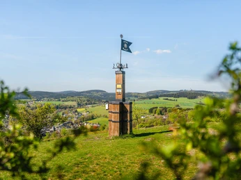 Osterkopf im Sommer mit schöner Aussicht auf Usseln und die umliegenden Berge Osterkopf im Sommer mit schöner Aussicht auf Usseln und die umliegenden Berge