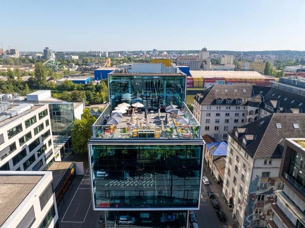 Upper East Site Das Gebäude der Upper East Site mit Dachterrasse und Stadtblick.