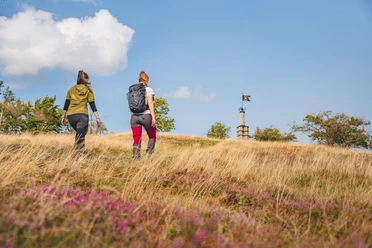 Frauen wandern im Sommer am Osterkopf zum Gipfel Frauen wandern im Sommer am Osterkopf zum Gipfel