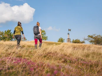 Frauen wandern im Sommer am Osterkopf zum Gipfel Frauen wandern im Sommer am Osterkopf zum Gipfel