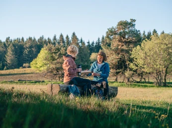 2 Frauen bei der Wanderrast 2 Frauen bei der Wanderrast