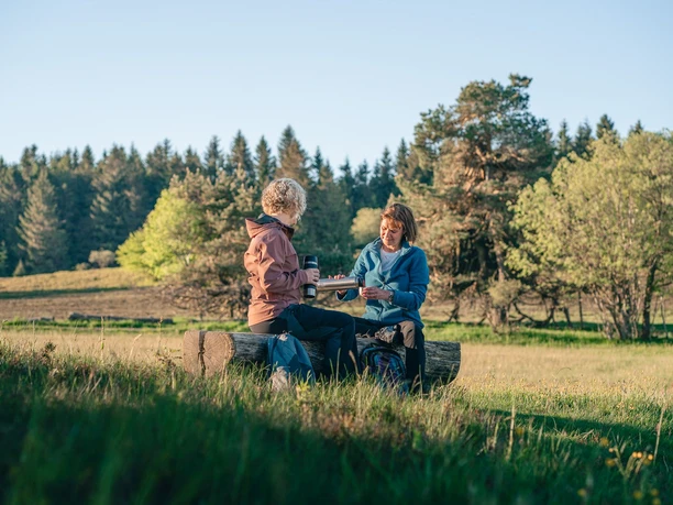 2 Frauen bei der Wanderrast 2 Frauen bei der Wanderrast