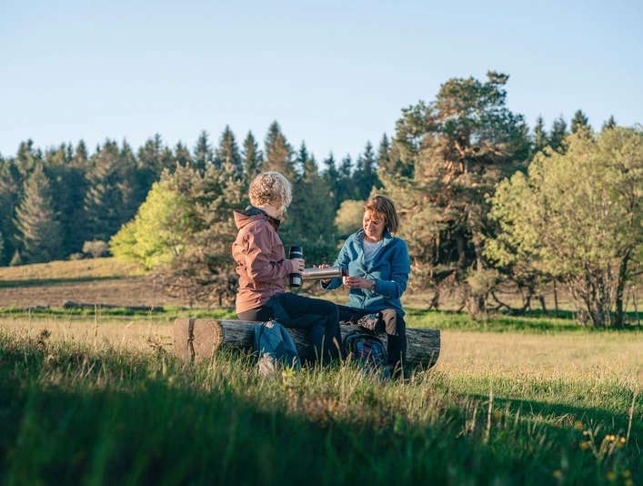 2 Frauen bei der Wanderrast 2 Frauen bei der Wanderrast